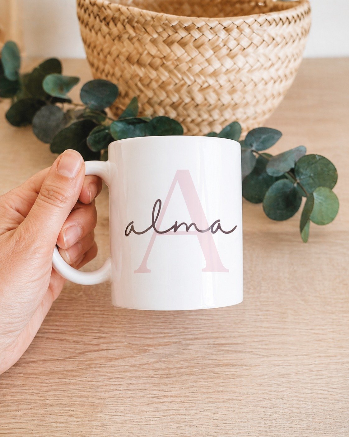 Persona tomando café con taza personalizada